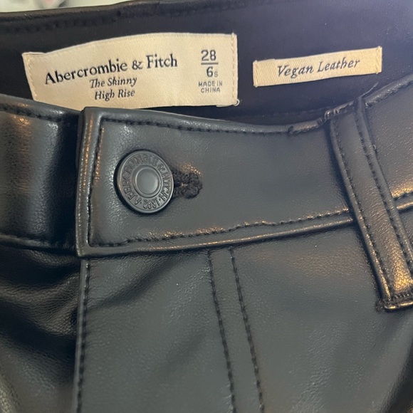 Abercrombie‎ & Fitch Black Cropped Vegan Leather Pants Size 28 Inseam 25” - Picture 4 of 5